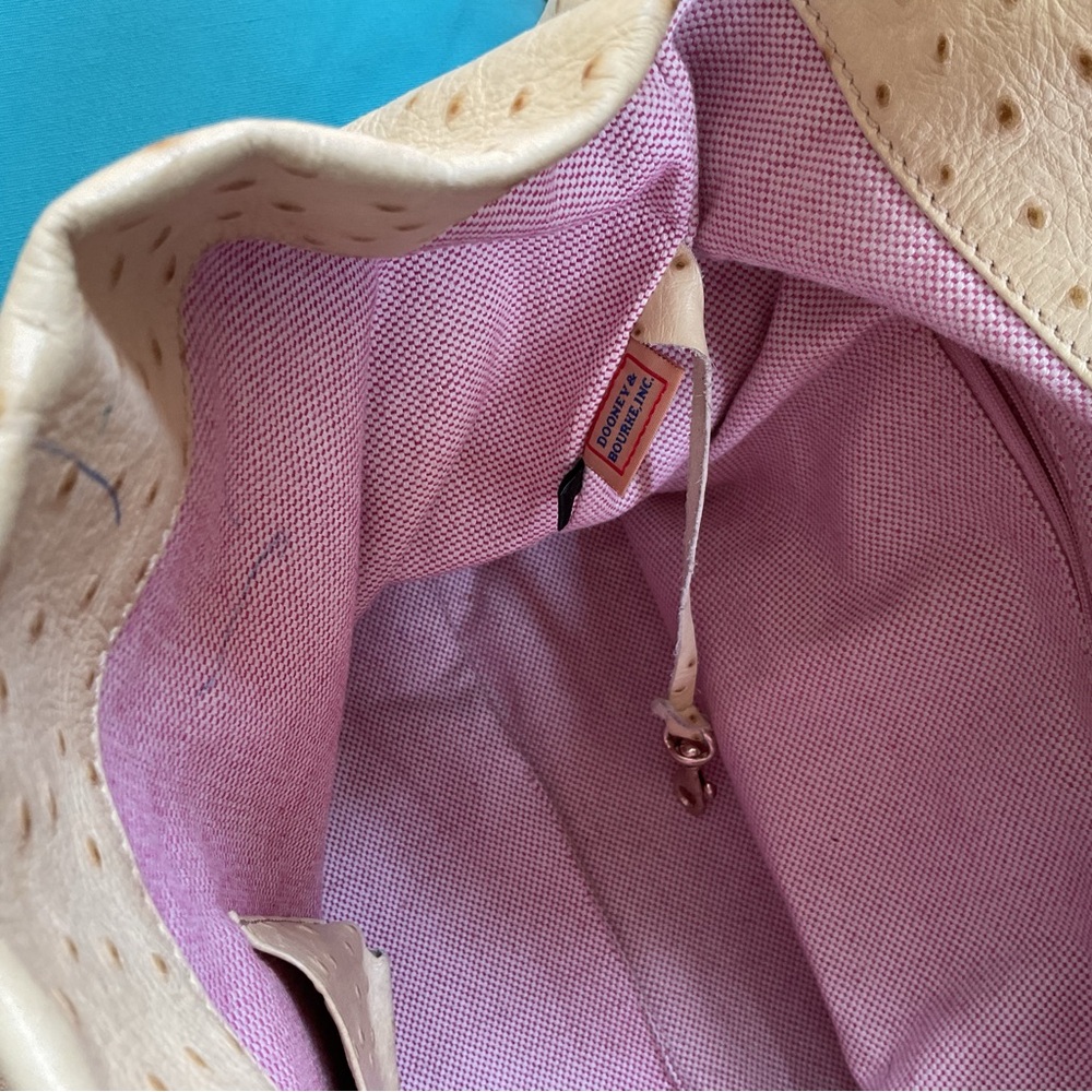 Dooney & Bourke ostrich leather sac handbag. - Picture 7 of 11